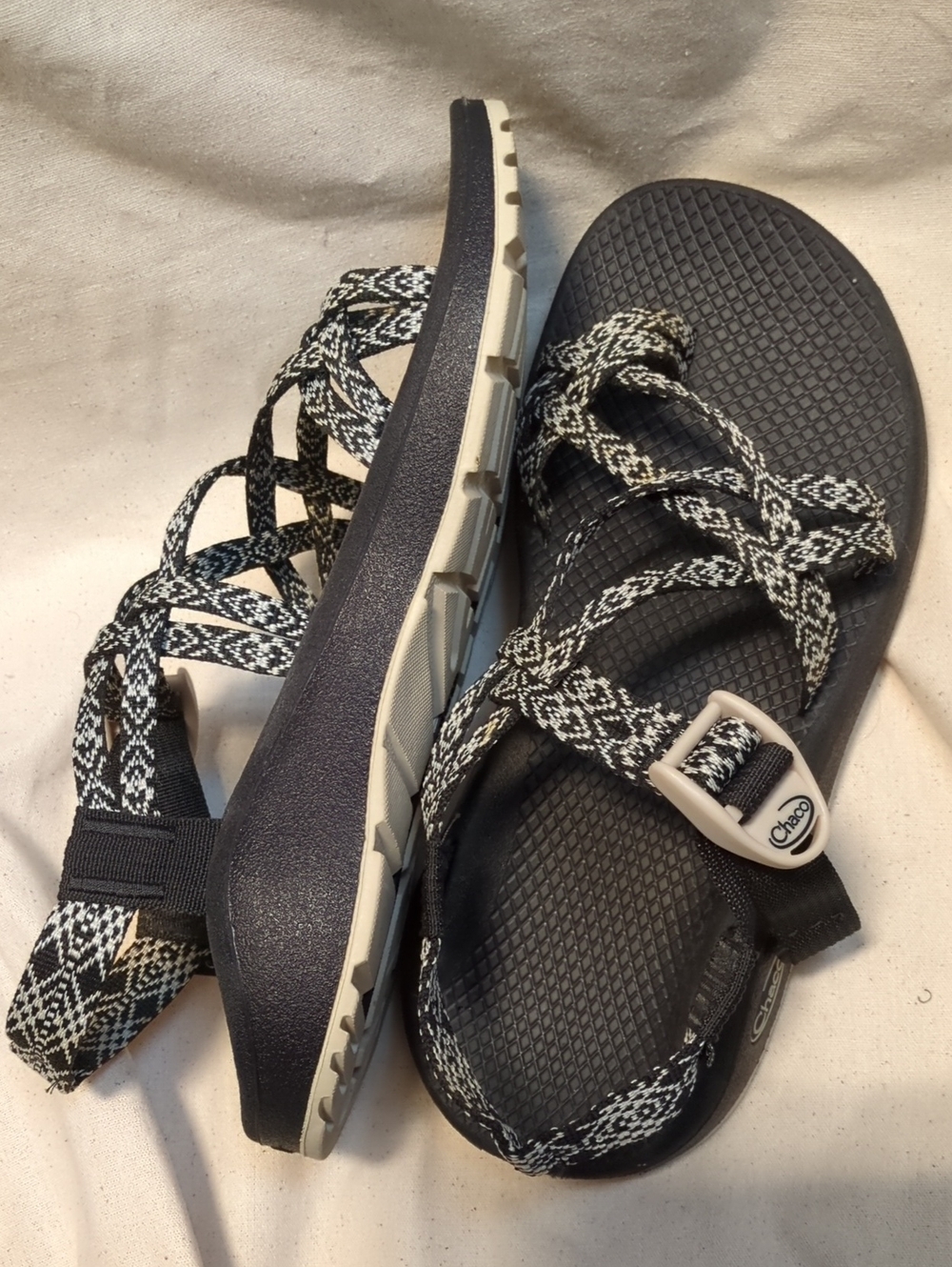 Chaco Cloud ZX/2 Women’s Black and White Patterned Strap Sandals Size 9 Wide
